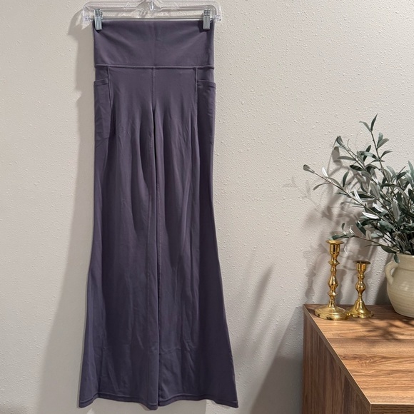 Athleta Dusk Violet XS Salutation Stash Flare Yoga Pants Performance Athleisure - Picture 1 of 4